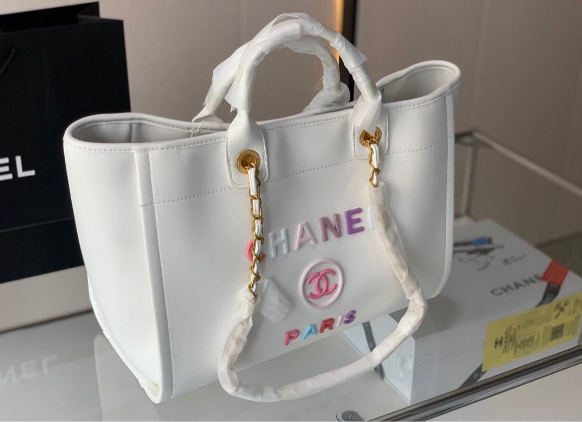 New woman Chanel shoulder handbag